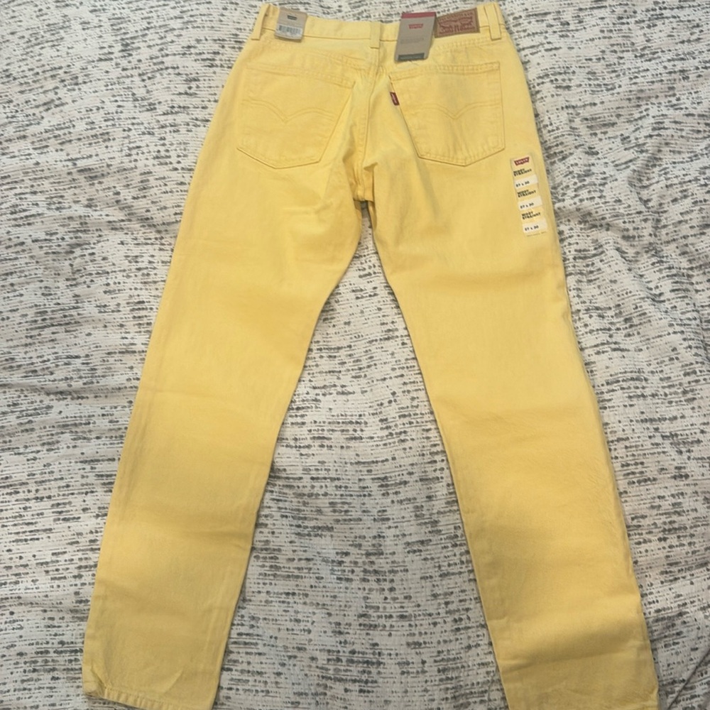 Perfect for spring or summer new with tags yellow Levi’s makes you look curvy